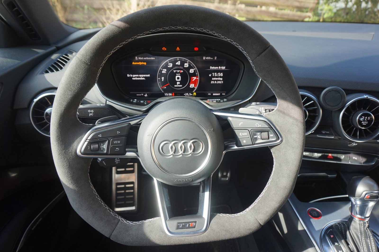 Professional upholstery of steering wheels in alcantara or leather.